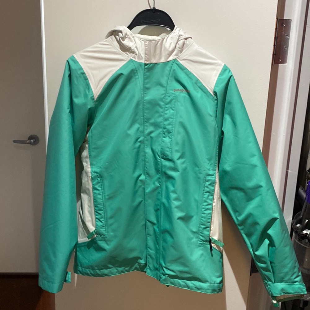 Girls Patagonia size 14 XL ski jacket - green shell with removable white puffer.